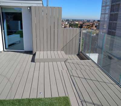 Copertura in legno esotico Decking su terrazzo attico